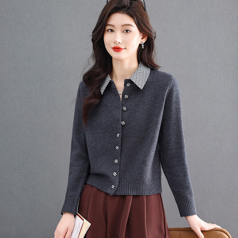 Spring Fashion Light Luxury Style Color-Blocked Knit Sweater with Lapel, Stylish Workwear Fake Two-Piece Top, Loose-Fitting Youthful Women's Sweater