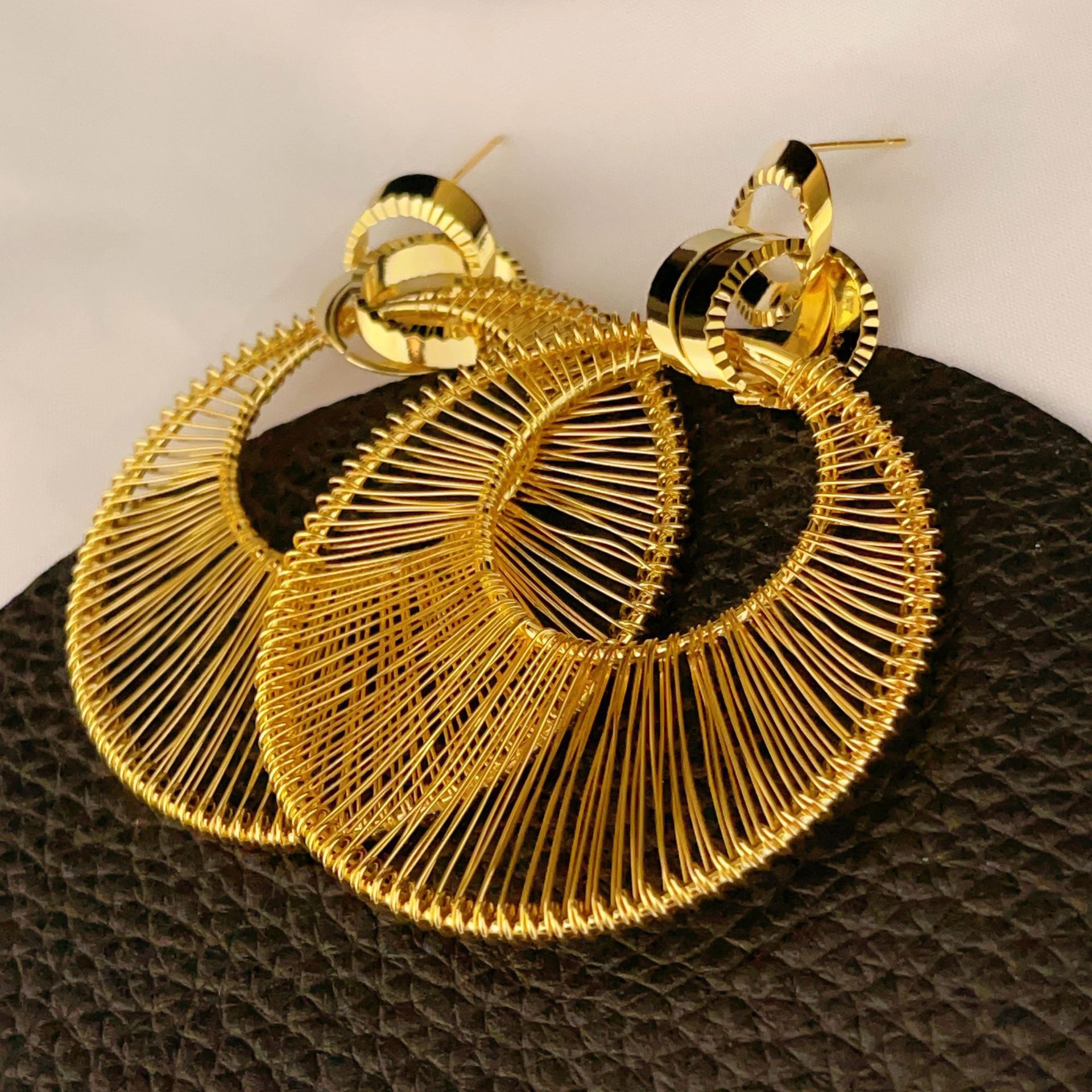 Europe and the United States exaggerated metal hollow circle earrings simple high-end sense earrings Joker creative design sense earrings wholesale