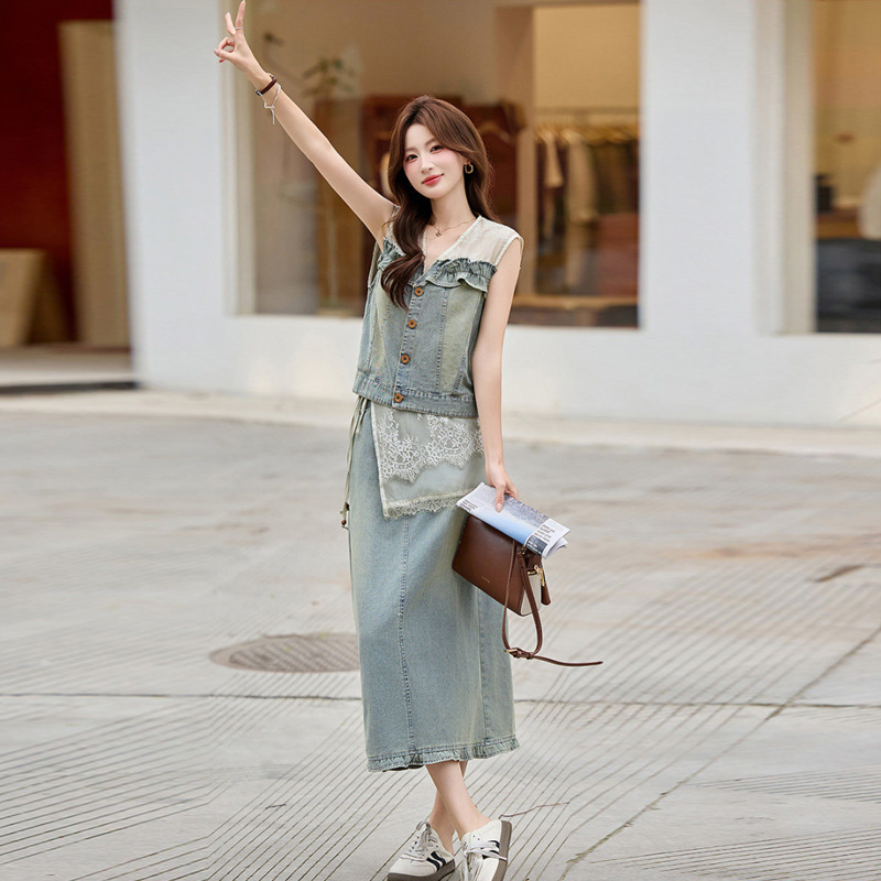 Designed with a Retro Feel, the 2026 Summer New Women's Denim Set Features a Lace Patchwork Top and a Slimming Skirt, a Two-Piece Set