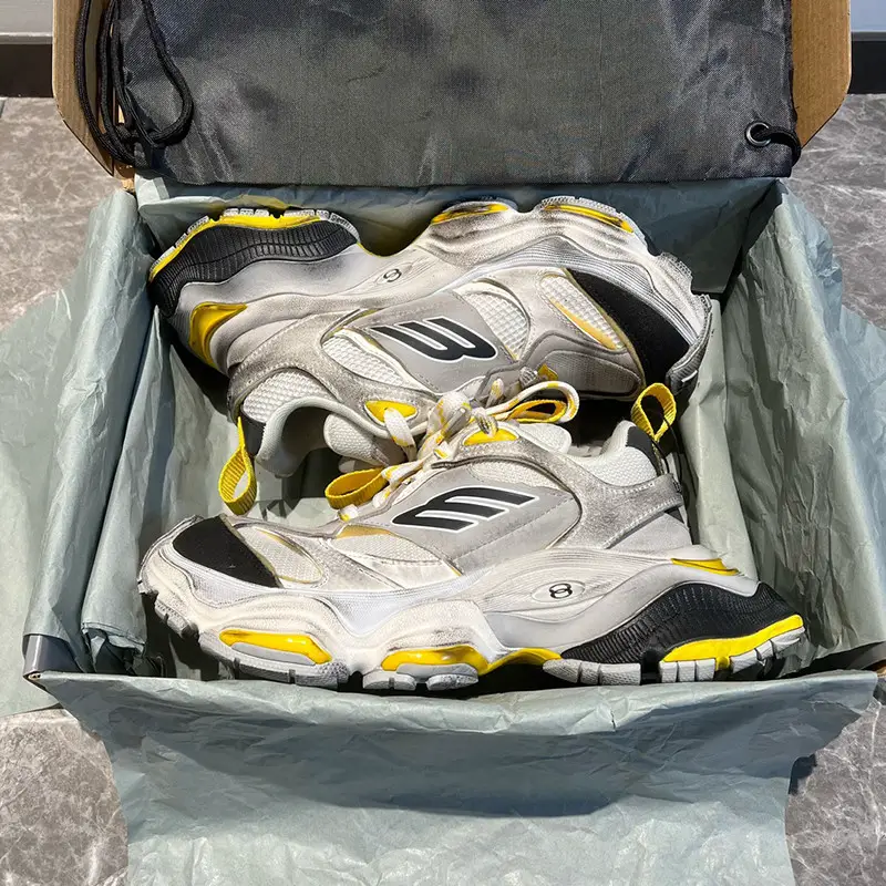 Made in Wuhan, Liu Haoran's thick soled gentleman shoes are suitable for women, couples, and men with multifunctional lace up casual sports shoes