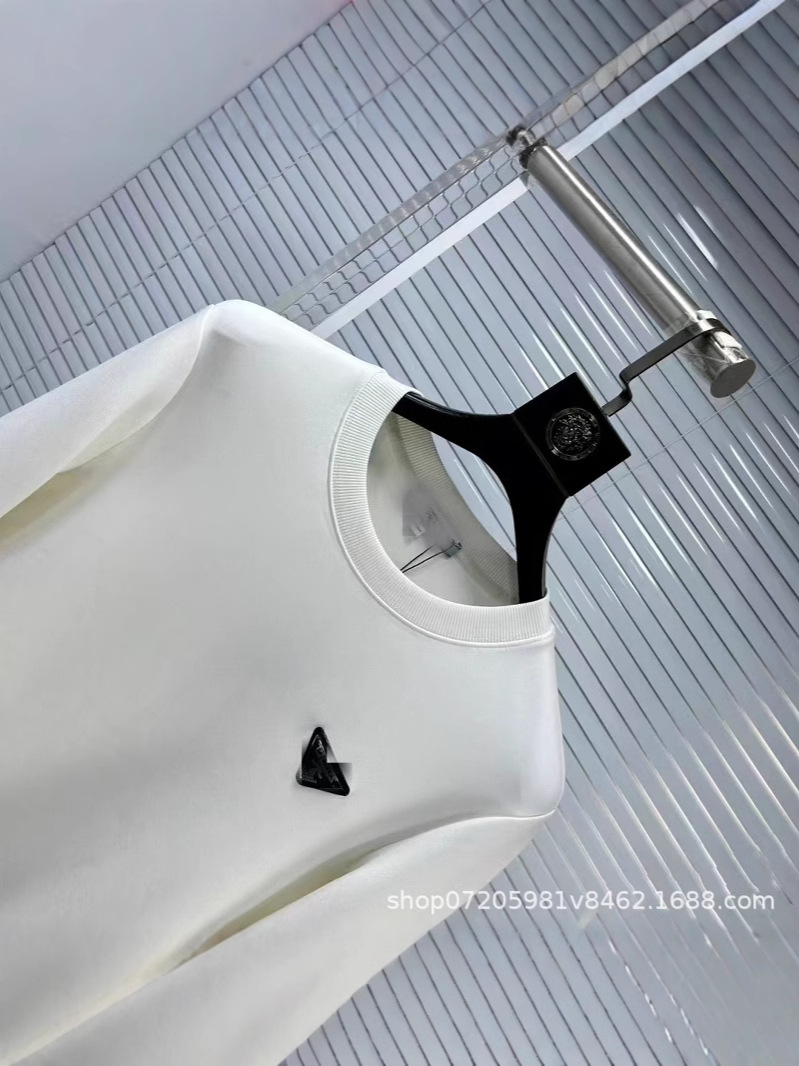 Cross-border source of goods 25 spring and autumn classic metal triangle logo tide brand round neck sweater for men and women with the same style couples foto QC de 1688 en Qualit.ly