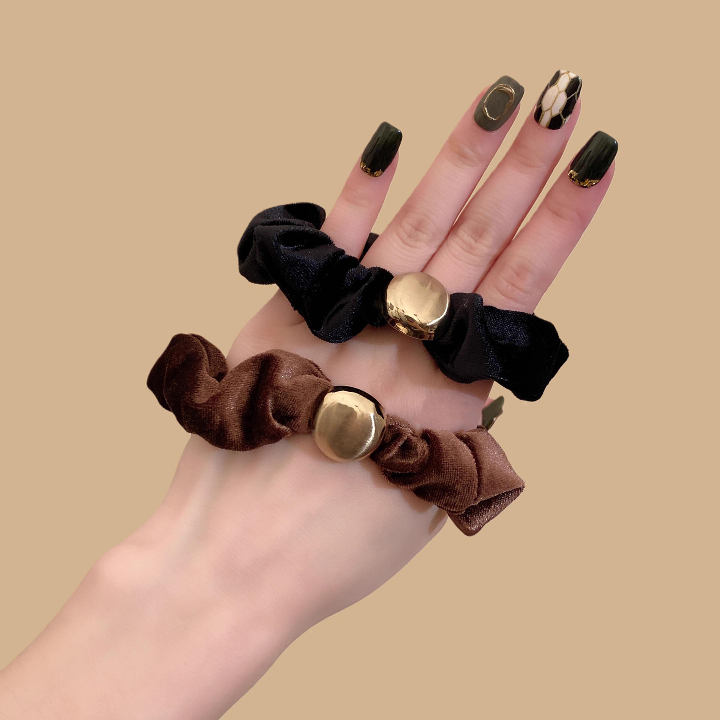 Vintage High-End Velvet Scrunchie for Women 2025 New Autumn and Winter Hair Tie, Stylish and Versatile Ponytail Hair Rope