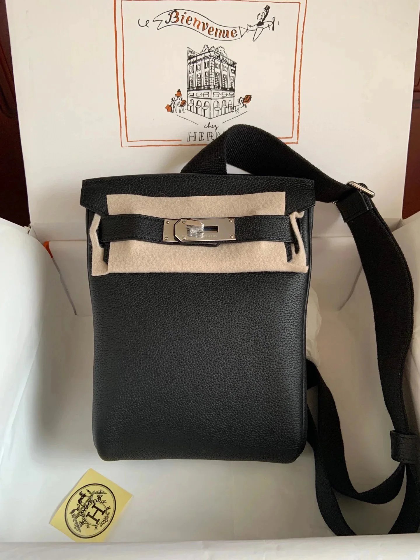**货 高品质 Hermes爱马仕Hac a dos黑色银扣头层牛皮单肩包斜挎包 荔枝纹牛皮凯莉包h家男女通用款斜挎hac a dos胸包真皮单肩包 Hac a Dos小号背包 H0833589CK8
