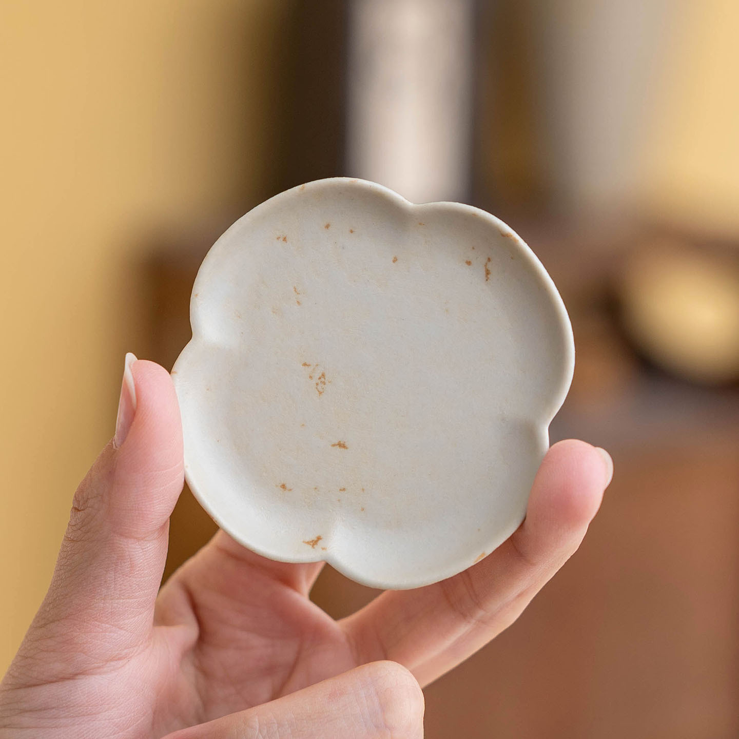 Ceramic Coaster with Kiln-Glazed Effect, Small Cup Mat, Heat-Resistant Tea Cup Holder, Household Kung Fu Tea Set, Tea Ceremony Caramel Four-Leaf Design