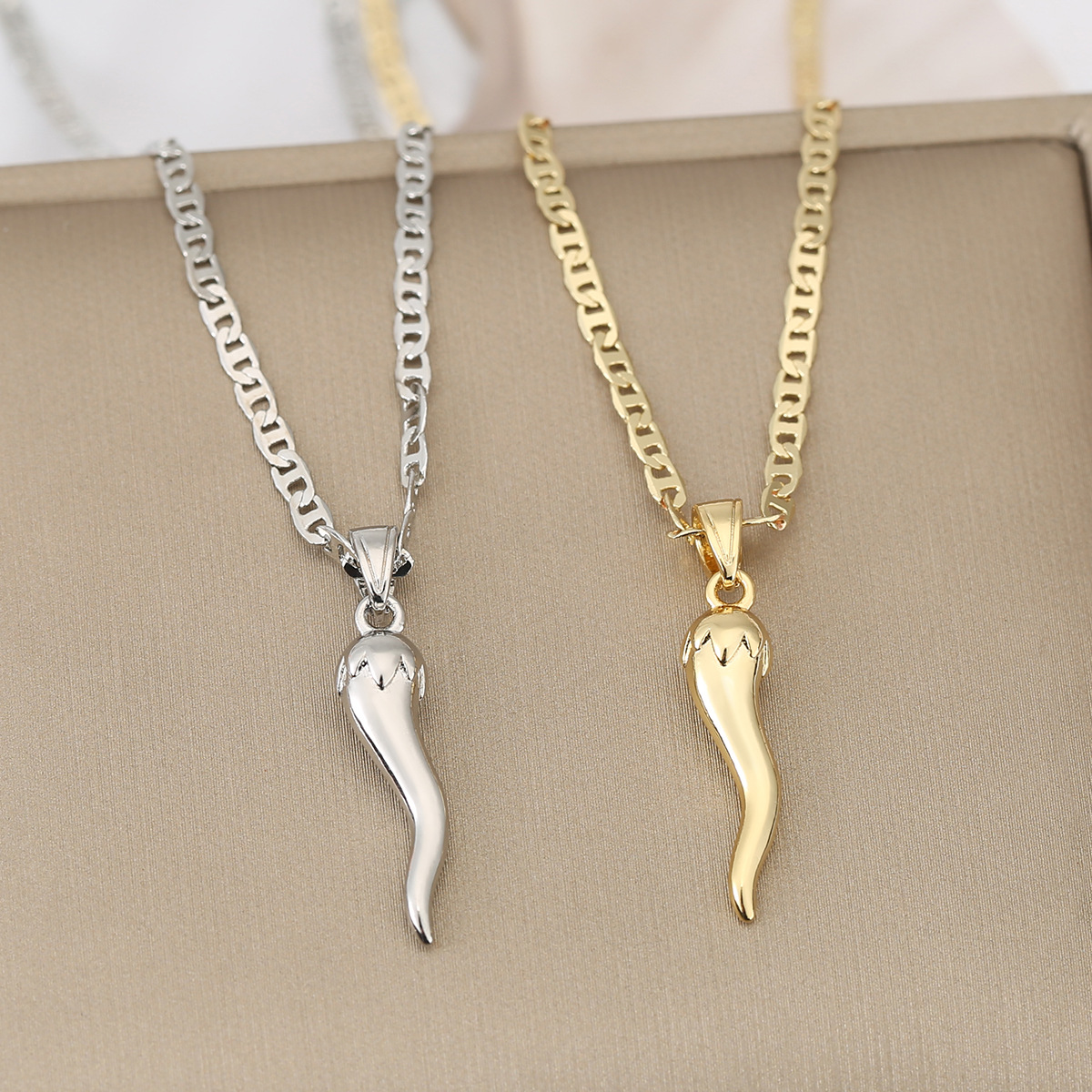 Luochen Fashion Trendy Little Pepper Necklace Pendant with a Unique Light Luxury High-End Feel, Niche Design Accessory
