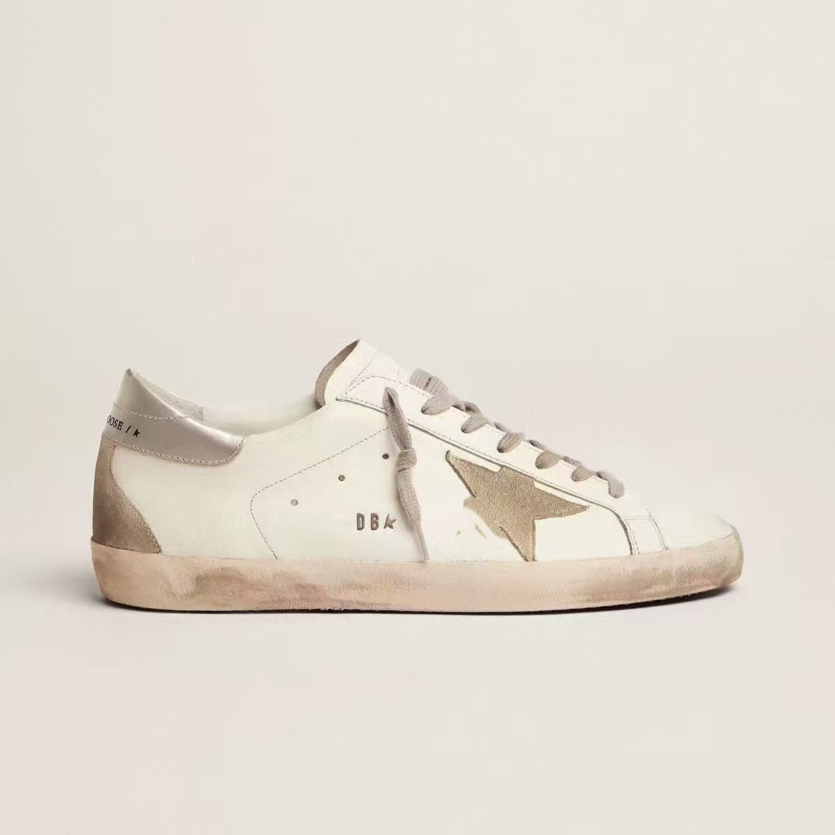 2026 Korean Version Genuine Leather Distressed Star Sneakers for Women, Versatile Fashion Casual Sneakers, Lightweight Trendy White Shoes Foto QC de 1688 na Qualit.ly