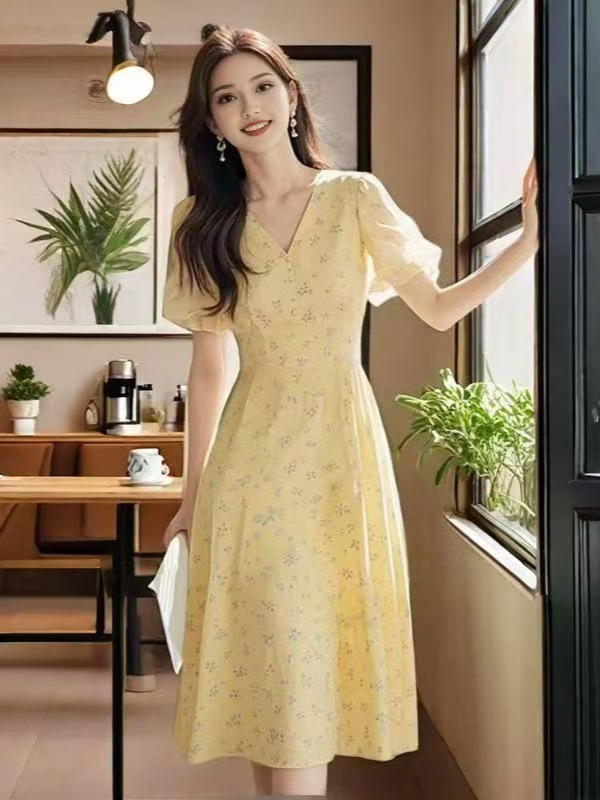 New Stylish Casual and Sexy Mom Dress with European and American Puff Sleeves, Slim Fit V-Neck, Slimming Mid-Length Dress