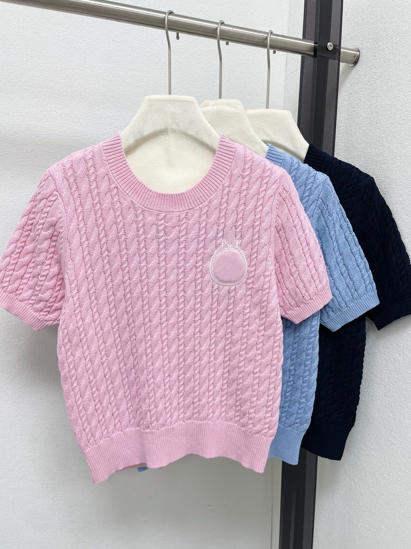 High-End D+26 Early Spring New Style Cable Knit Short-Sleeve Top, Stunning and Slimming, Gentle and Soft Style