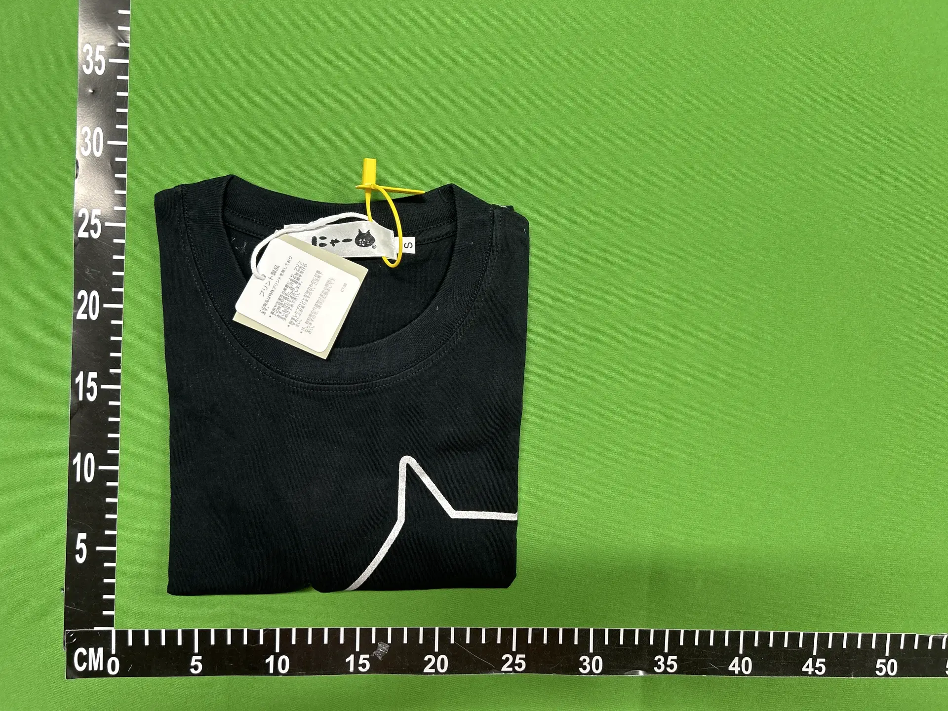 Japanese-Style Surprised Cat Silver Print T-Shirt