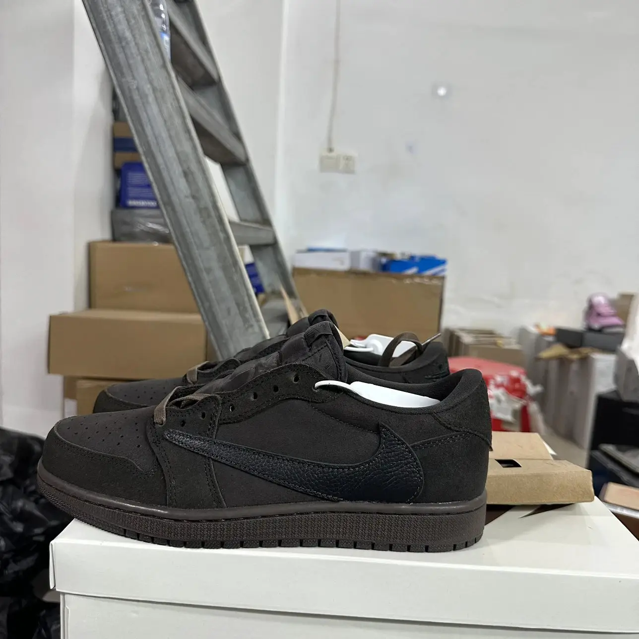 PK Batch/Tr.vis S.ott x J Ai 1 Low OG “Velvet Brown”倒钩9.0 丝绒摩卡 耐磨透气 低帮 复古篮球鞋 男女同款 黑棕