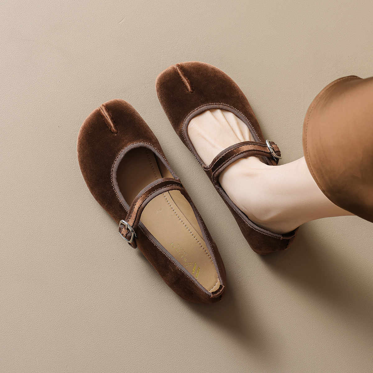 Weimei Girl 8706-2 French Retro Split-Toe Single Shoes for Women 2026 New Suede Strap Mary Jane Shoes