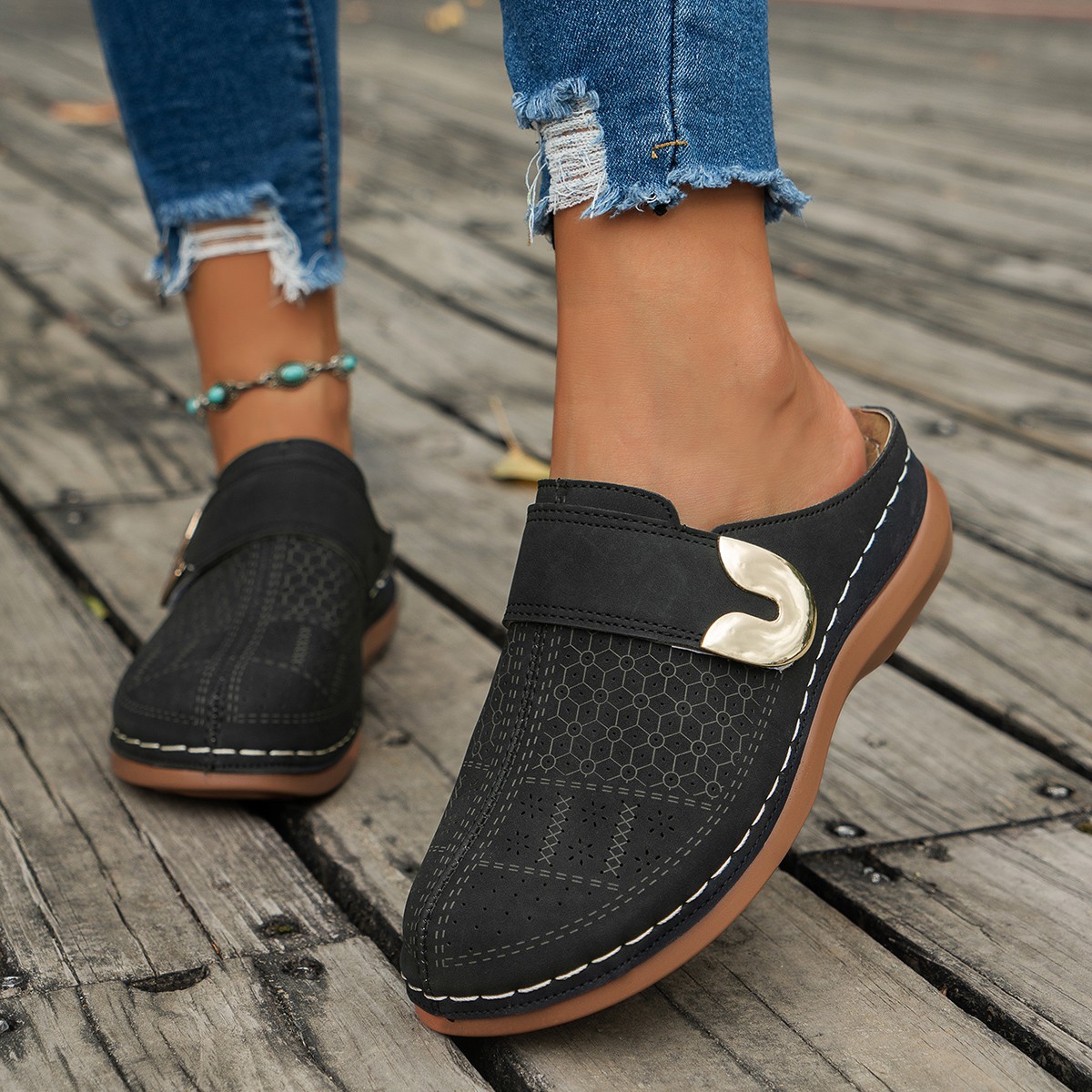 Women's Large Size Closed-Toe Flat Casual Half-Slippers 2024 New Model Solid Color Wedge Heel Metal Buckle Beach Slippers