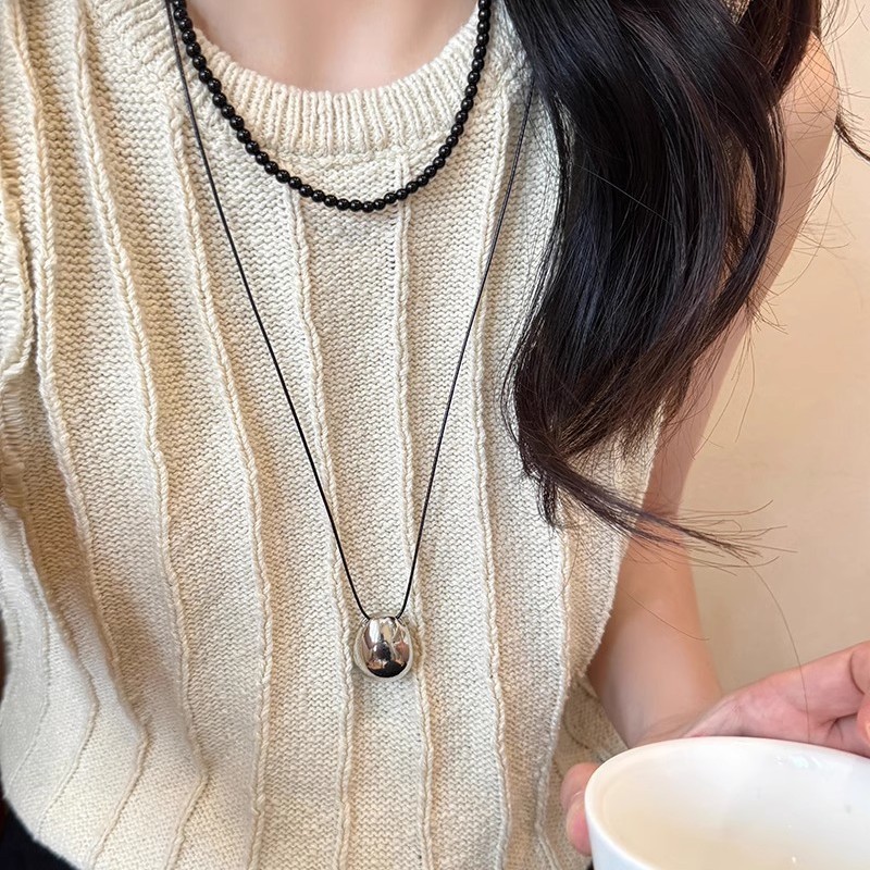 Black Beaded Necklace Women's Niche Silver Pendant Sweater Chain 2024 New Black Leather Rope Clavicle Chain
