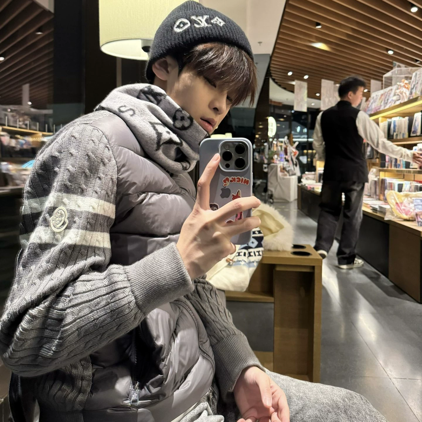 New stand up collar knitted spliced down jacket for men, gray thick warm versatile jacket, fake two-piece internet famous college style