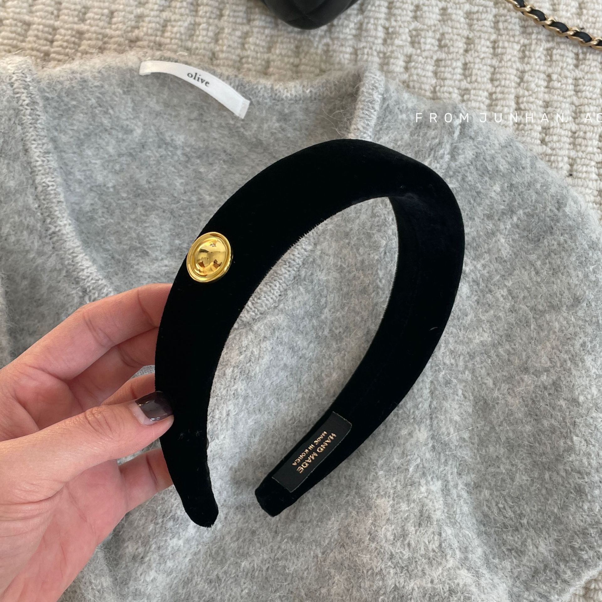 Fever Internet Celebrity Style Black Velvet Headband with Gold Label for Women, High-End Feel, High Crown Headband, Slimming Retro Hair Accessory