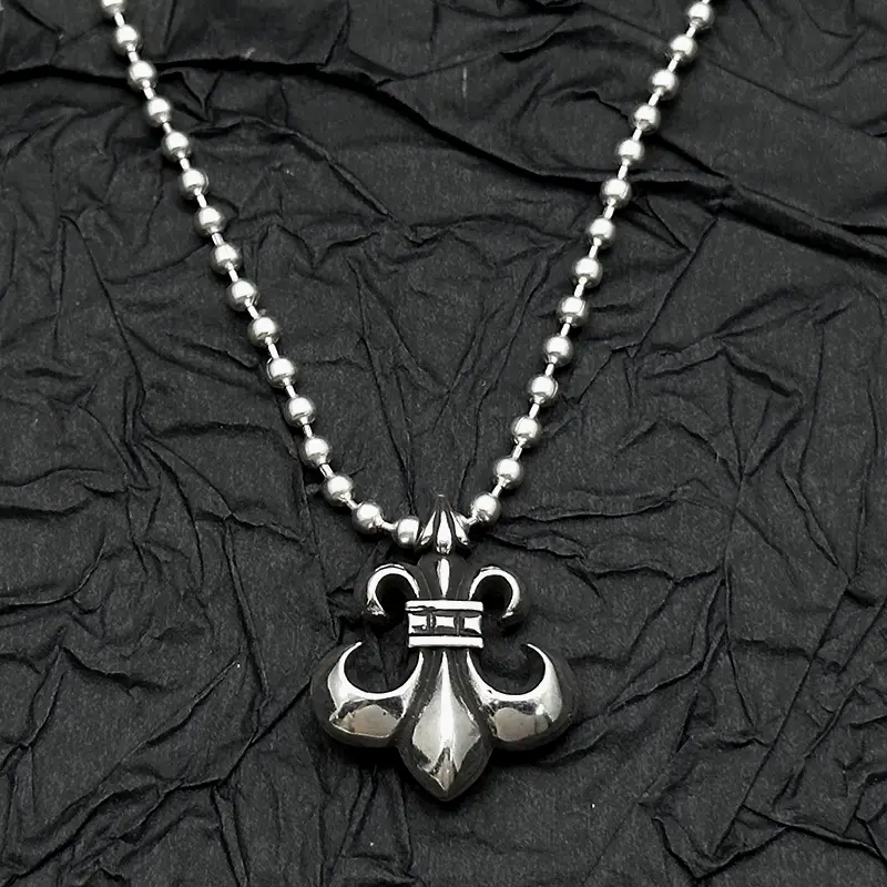 AETEEY Retro Distressed Small Scout Flower Necklace Unisex Fashion Niche style Design Unique Classic Iris
