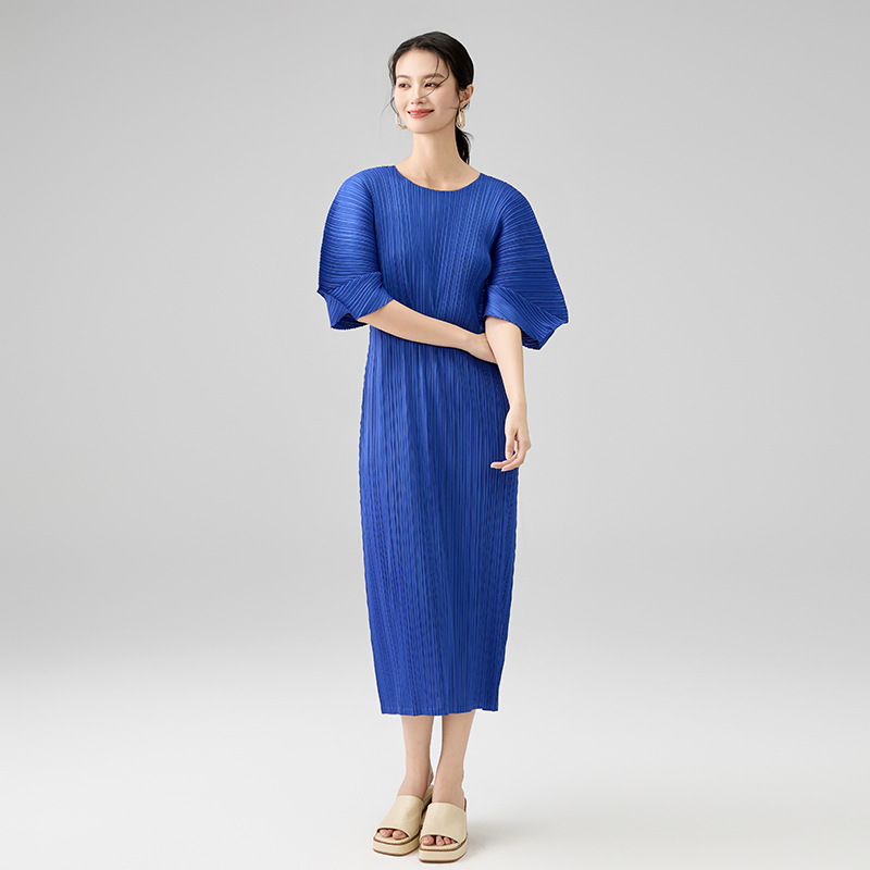 2025 New Summer Style High-End Pure Color Round Neck Pleated Dress Loose, Fashionable, Comfortable and Casual Work Clothing Long Skirt