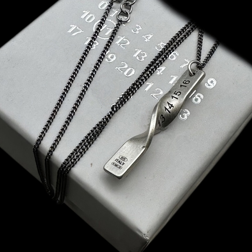 PYC Mobius Carved Digital Nameplate Pendant Necklace Twisted Neutral Style Couple Simple All-match Woolen Chain Fotografie QC de pe 1688 pe Qualit.ly