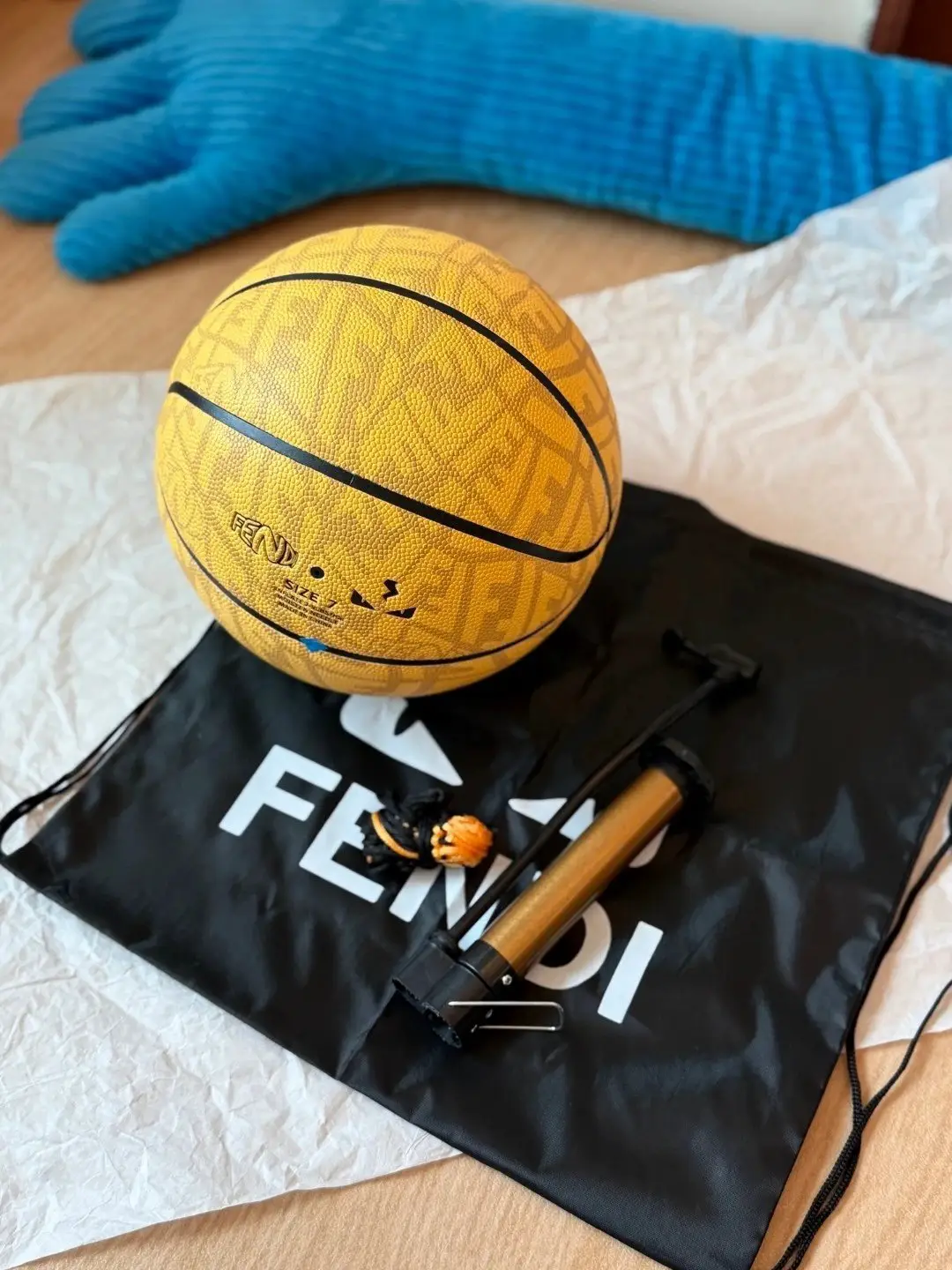 Trendy limited edition blue ball series standard size seven basketball classic little monster letter eyes equipped with drawstring bag, mesh bag, pump, air needle