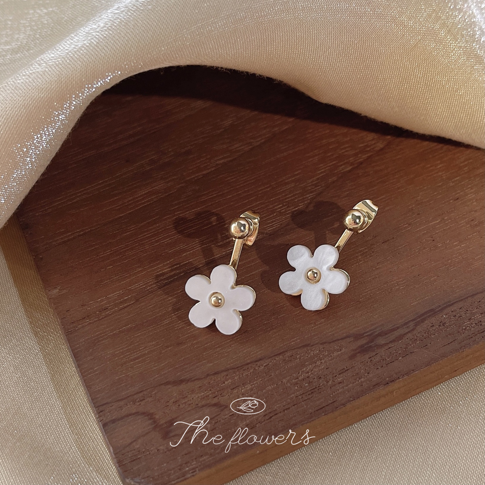 A Pair of Earrings~ Two Ways to Wear Them, Silver-Plated Acrylic Black and White Small Flower Dangle Earrings, Japanese and Korean Style Ins Ear Studs