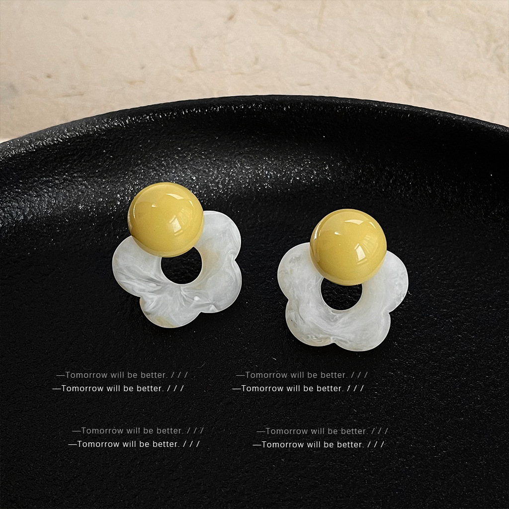 Milk in the milk ~ salt series blooming acrylic flower earrings female Japanese and Korean sweet fashion small fresh ear studs earrings