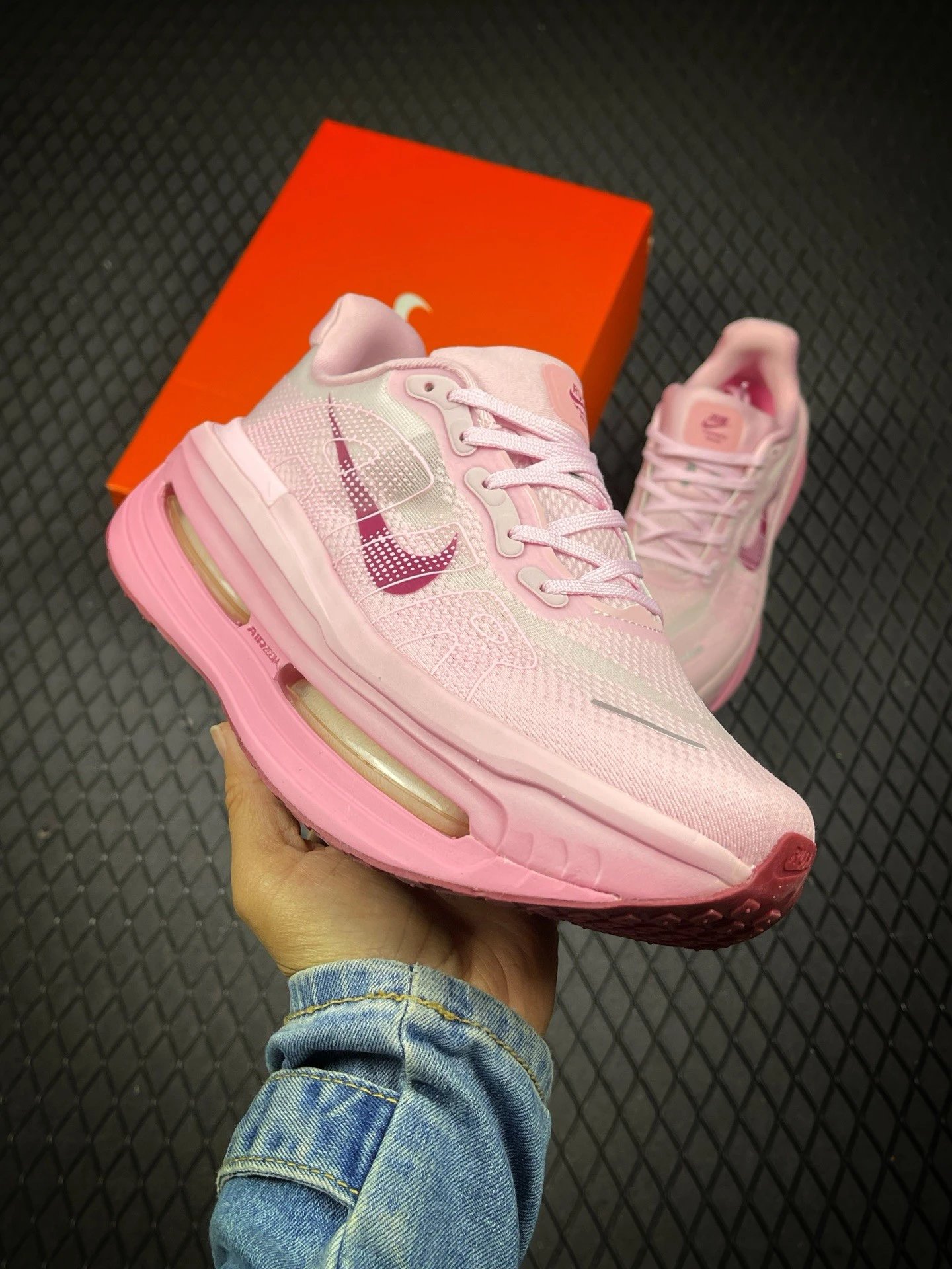公司级✅Nike Vomero premium Air气垫40周年 舒适百搭防滑耐磨 支撑缓震低帮 休闲跑步鞋 时尚外观和运动美学 结合泡棉缓震配置HM5973