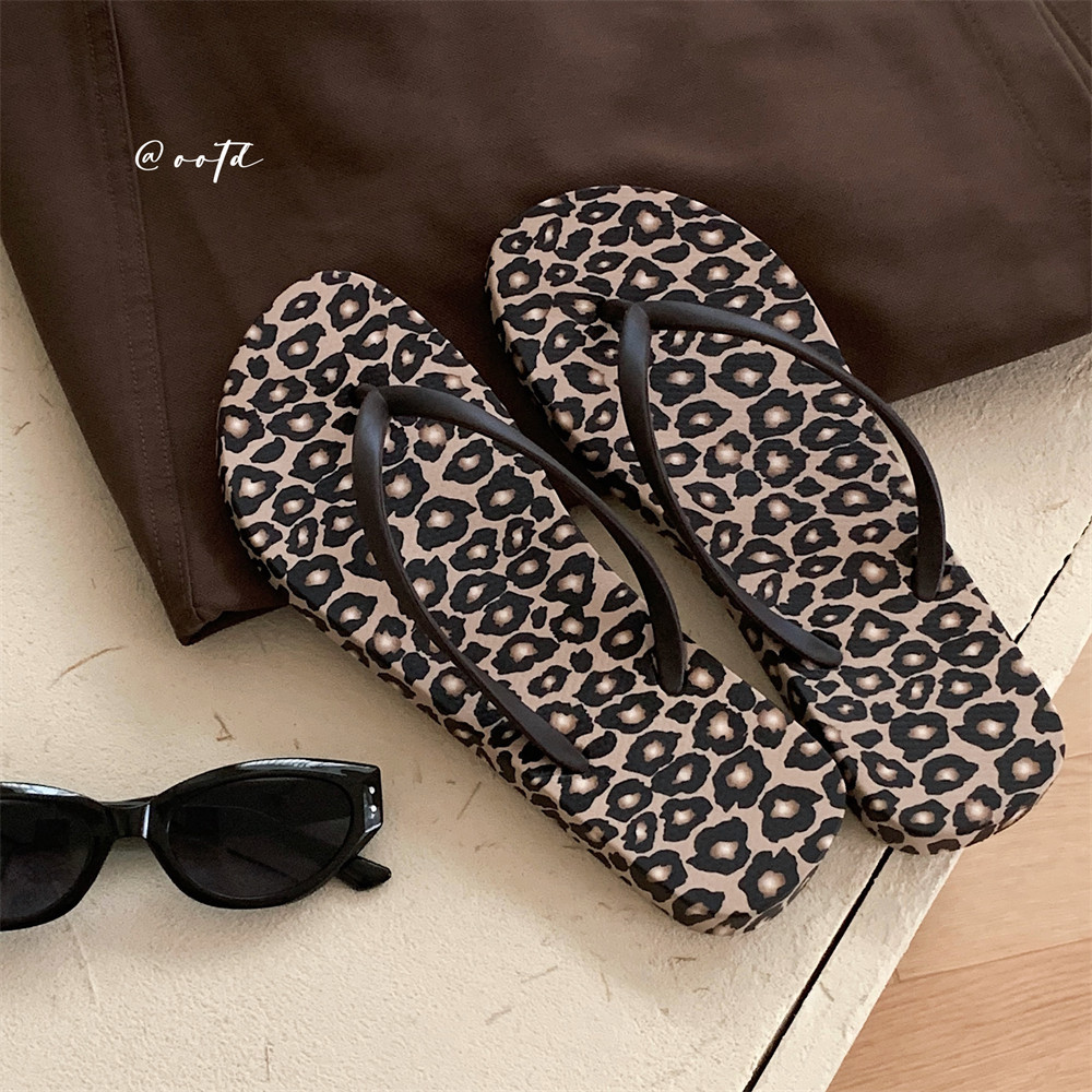 Ins European and American Style Leopard Print Beach Vacation Comfortable Flip Flops Women's Summer Net Infrared Wear Clip Feet Shower Sandals