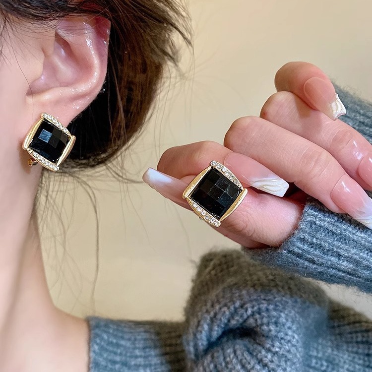 S925 Silver Needle Black Rhombus Earrings Niche Design Light Luxury High-End Earrings for Women Simple Versatile Earrings Wholesale