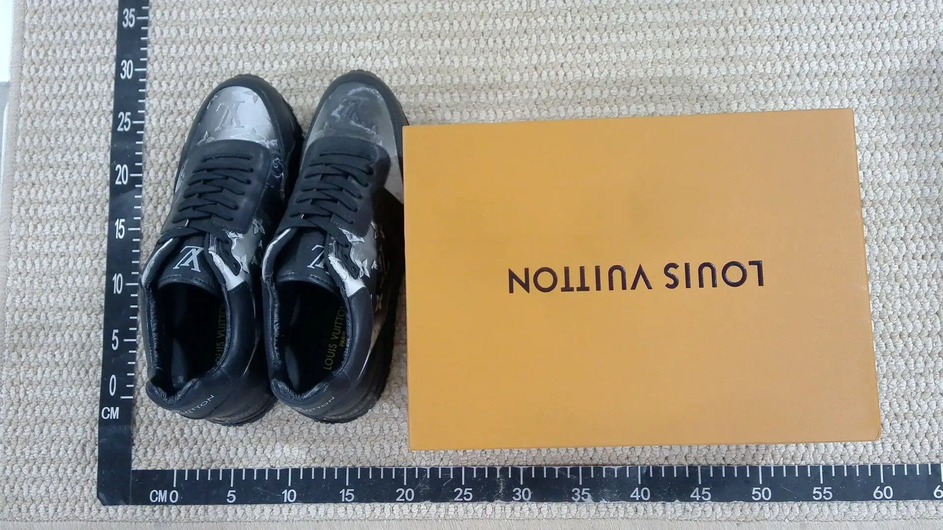 In stock 2025 summer new male and female celebrity sports shoes, cowhide comfortable, breathable, soft outdoor shoes