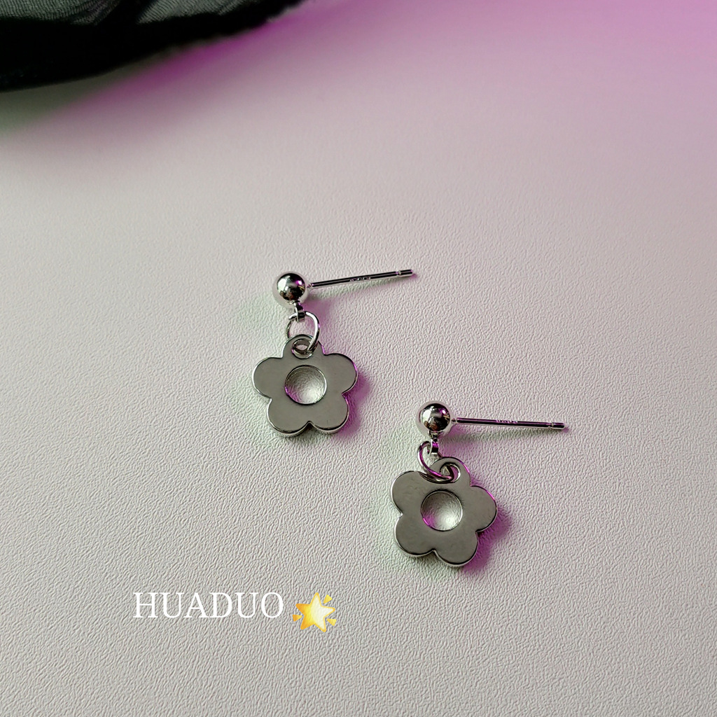 Sweet and Cool Style Personalized Silver Flower Plated Silver Needle Earrings Popular on Instagram Factory Earrings Women's Jewelry Wholesale