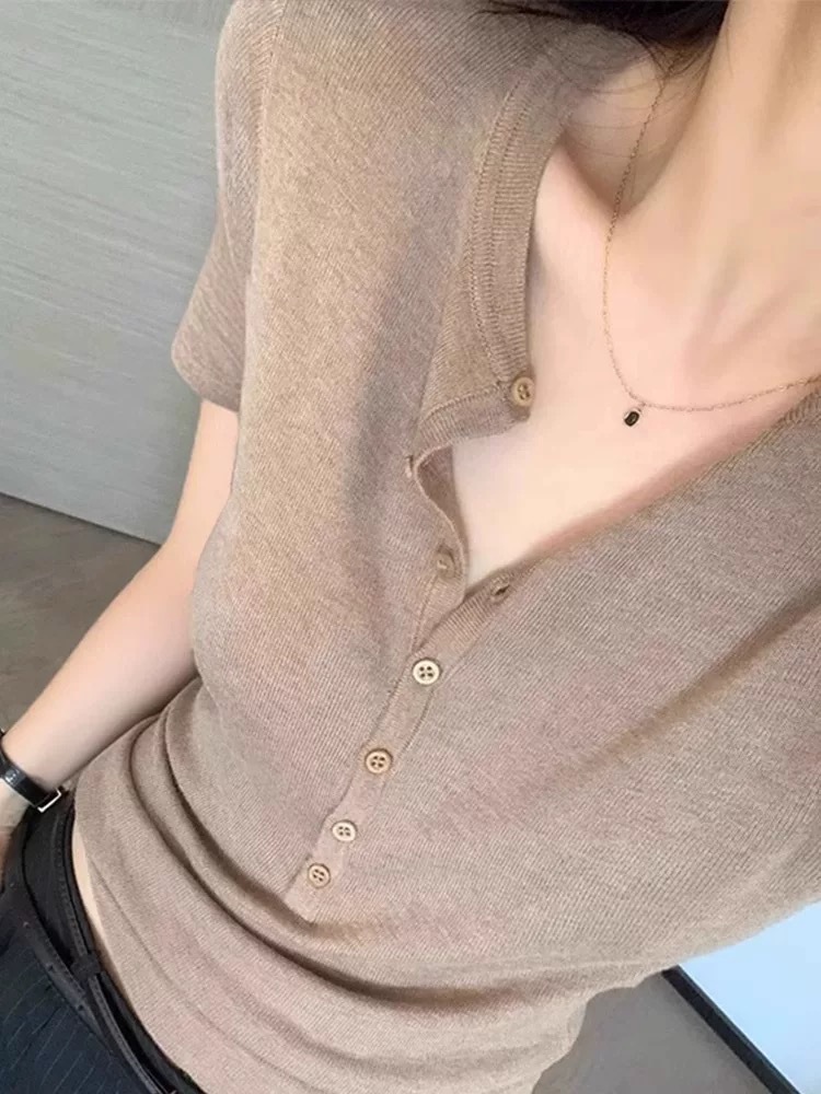 High-End Old Money Style Short-Sleeve Knit Top for Women, Slim Fit, Regular Shoulder, New Summer Khaki V-Neck T-Shirt, Wholesale