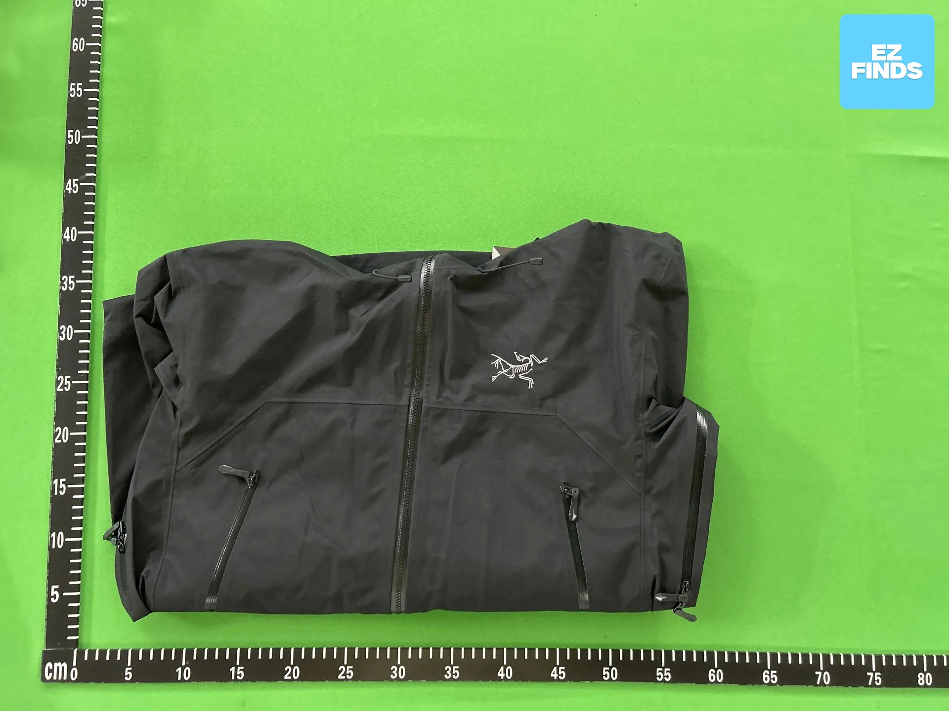 Black Hooded Jacket with Left-Side Gray Embroidered Bone Pattern Chest Patch and Figure-Eight Pocket Design 22091842 Foto QC da TAOBAO su Qualit.ly QC