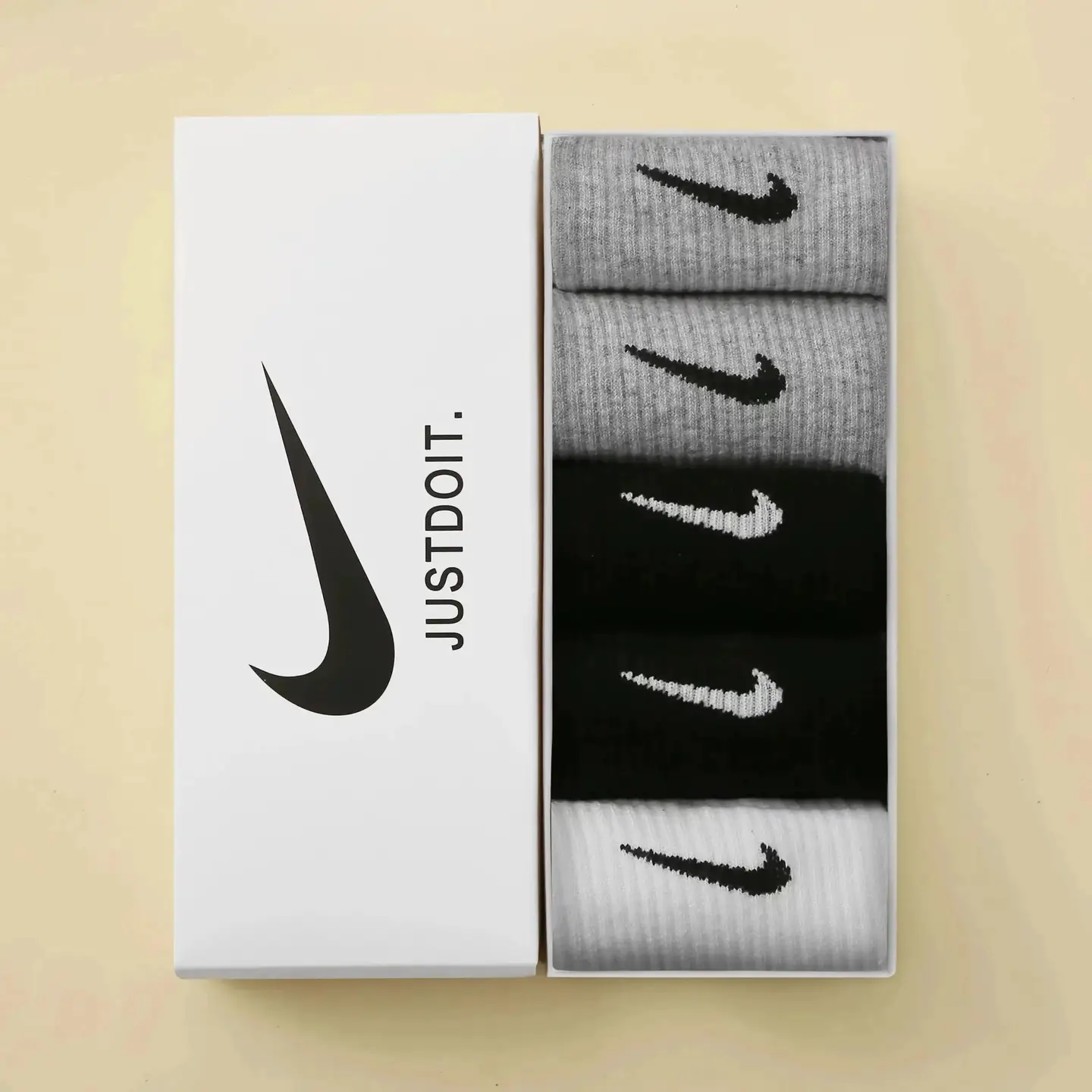 N*a*i socks