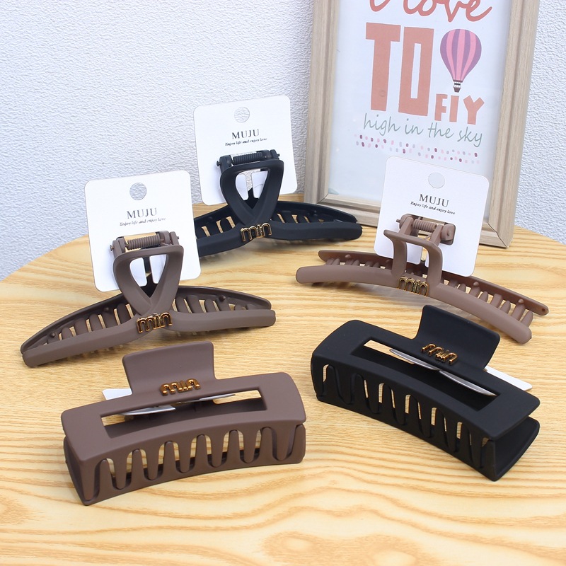 High-End Black Coffee Frosted Large Hair Clip with Large Hair Volume and Letter m Back of the Head Shark Clip Elegant Card-Mounted Hair Clip
