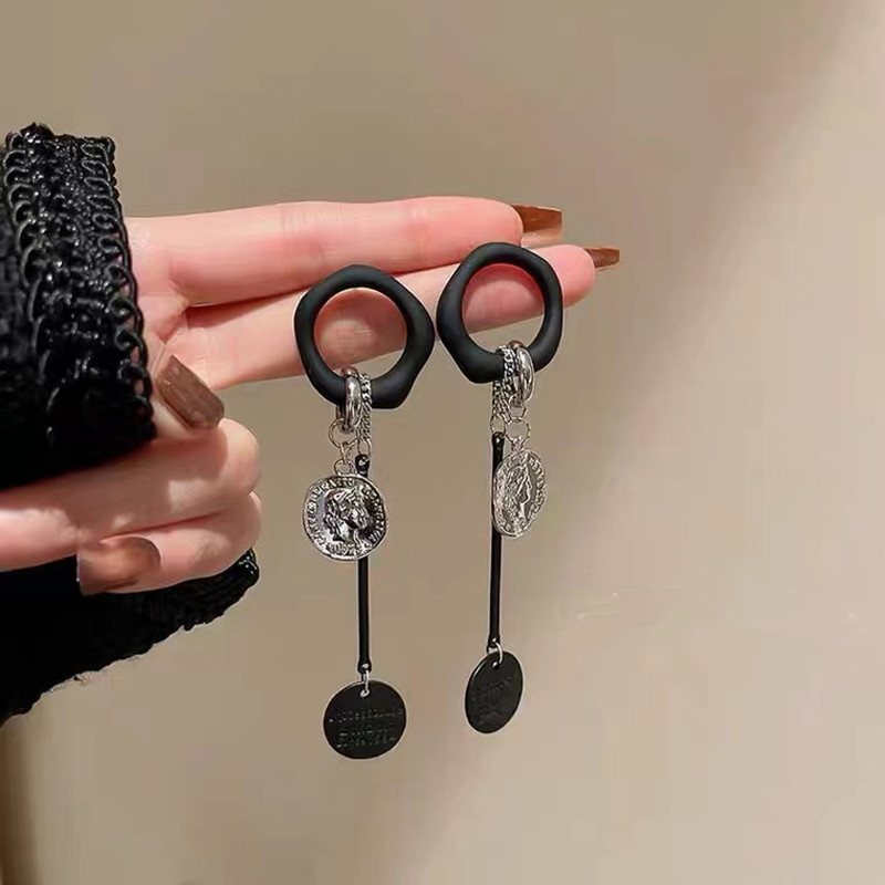 Black Earrings with a Stylish Design, 2025 New Trendy Geometric Round Niche Earrings, Unique Ear Accessories