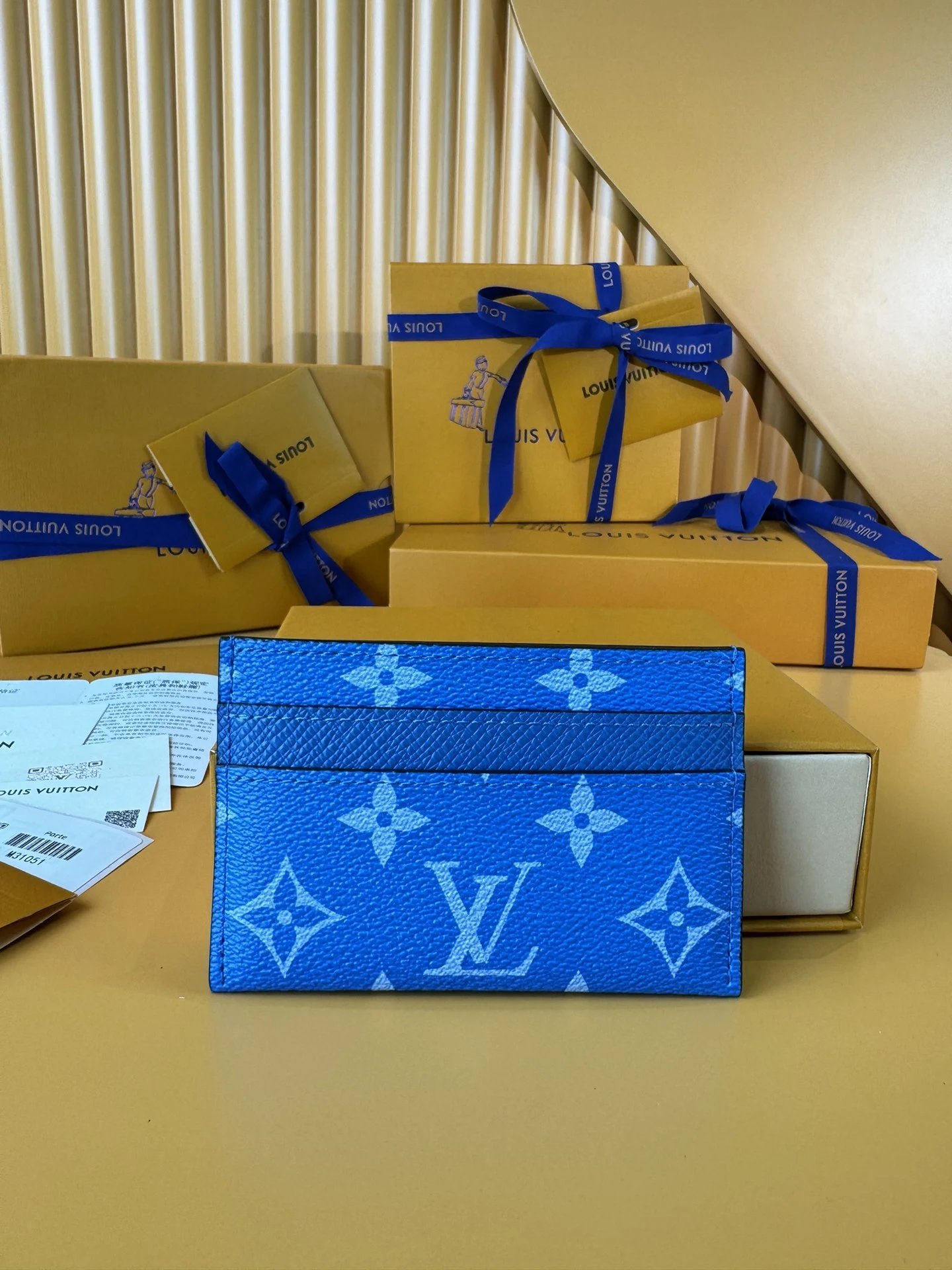 M31051 Card Pack [MB Premium Chip Edition] reinterpreted as a color version, this dual card holder is part of the Taigarama series. This model combines durable Taiga cowhide leather and the iconic Monogram canvas, both in bright blue. modern and sports...