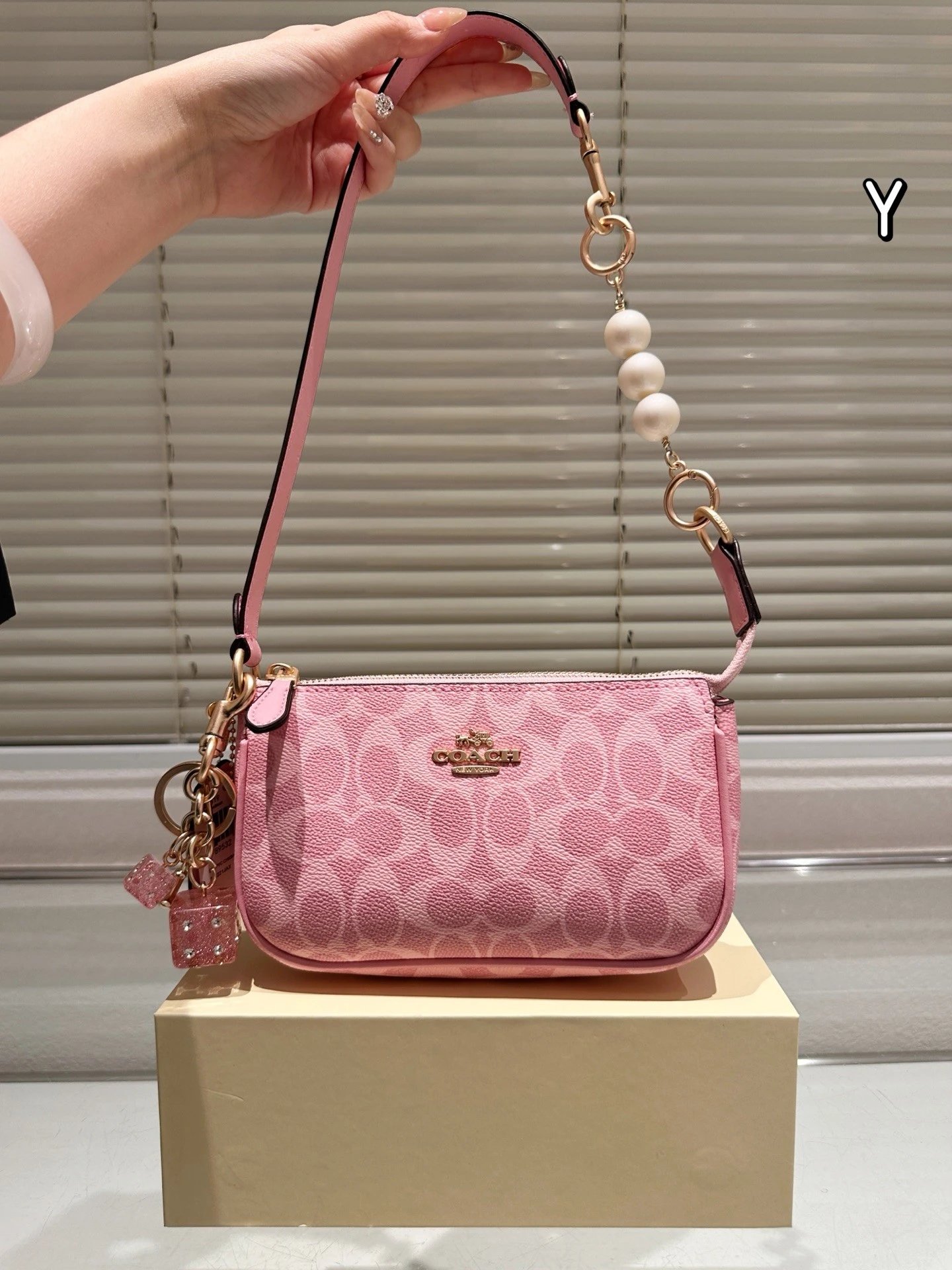 Cowhide version soft mist powder Coach Nolita19 Mahjong bag Coach counter new Swinger Bag one-shoulder underarm bag Coach new Coach new Coach original order crescent bag Mahjong bag, ykk original order original order hardware with exquisite fabrics perfect workmanship 20 12