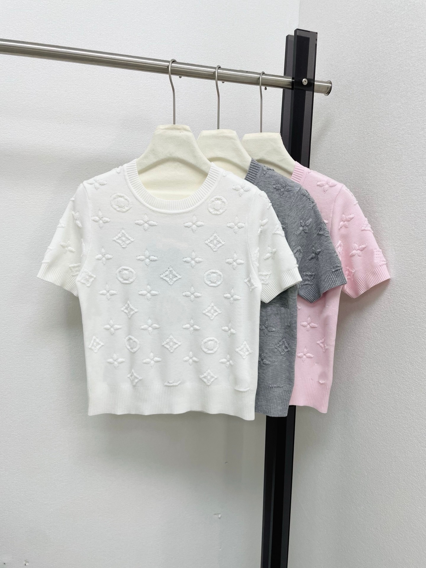 High-End L+26 Spring/Summer New Embossed Three-Dimensional Classic Monogram Jacquard Short-Sleeve Knit Top for Women