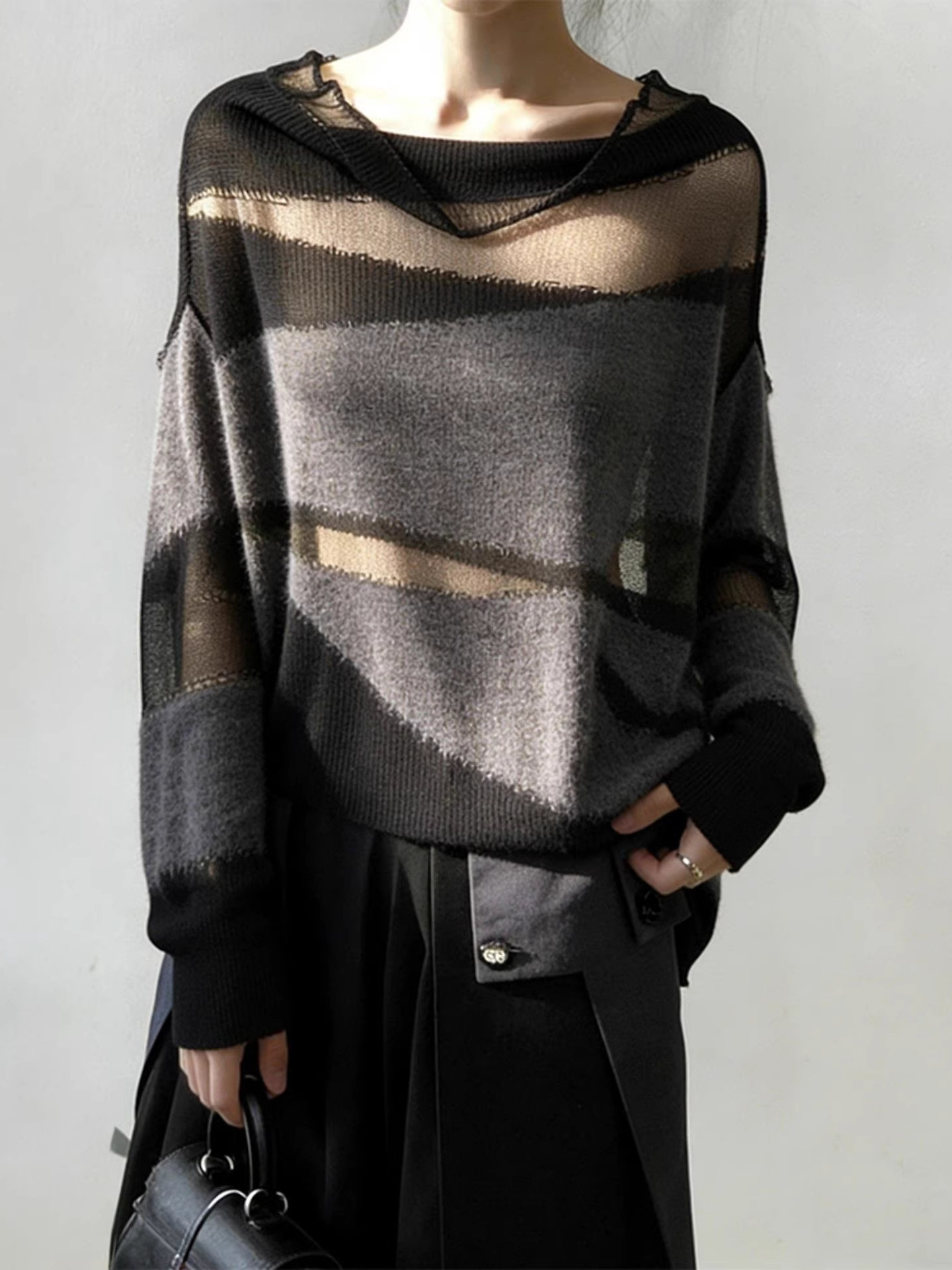 This Year's Popular Spring Fashion Item: a Unique and Super Stylish Top with a Korean-Style Lazy Design, a Niche Black Knit Sweater
