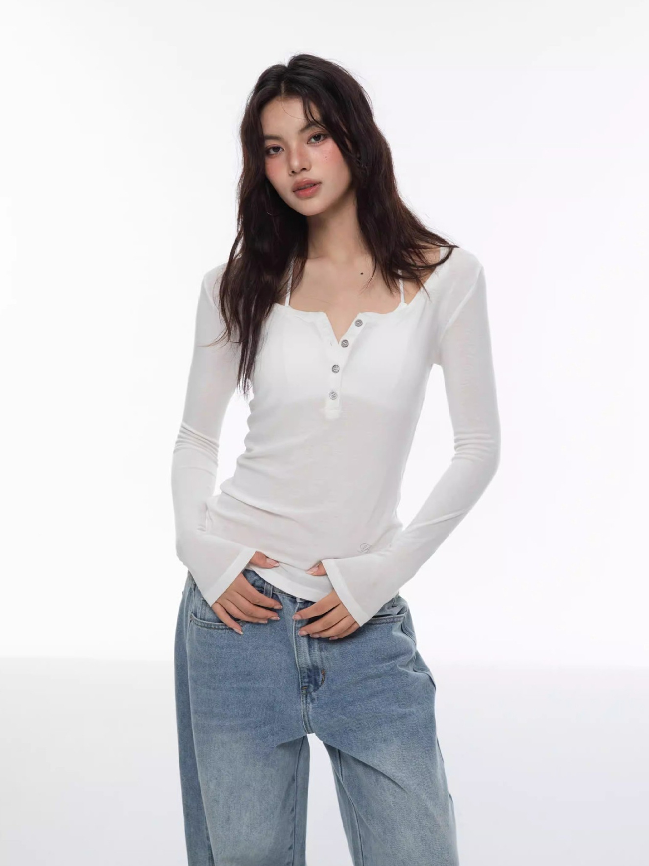 American-Style White Henley U-Neck Long-Sleeve T-Shirt for Women, New Spring and Autumn Slim-Fit Waist-Cinching Trendy Top for Layering