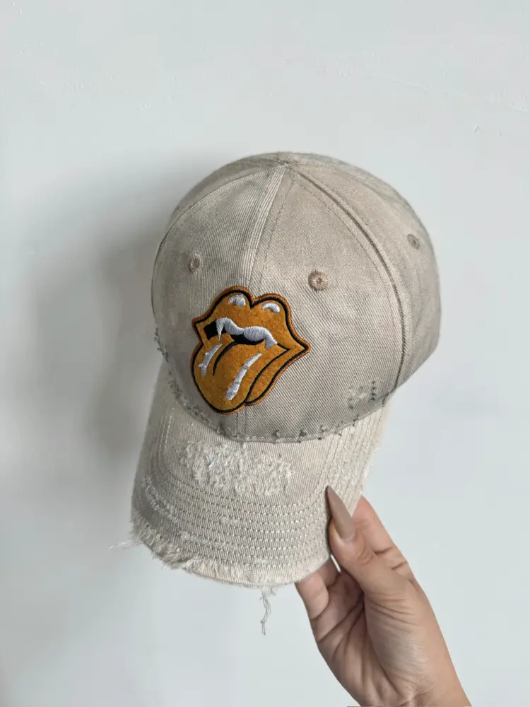 【Domestic In Stock 】False Perception Blood Tooth Embroider Destroy Dirty Curved Brim Baseball Cap