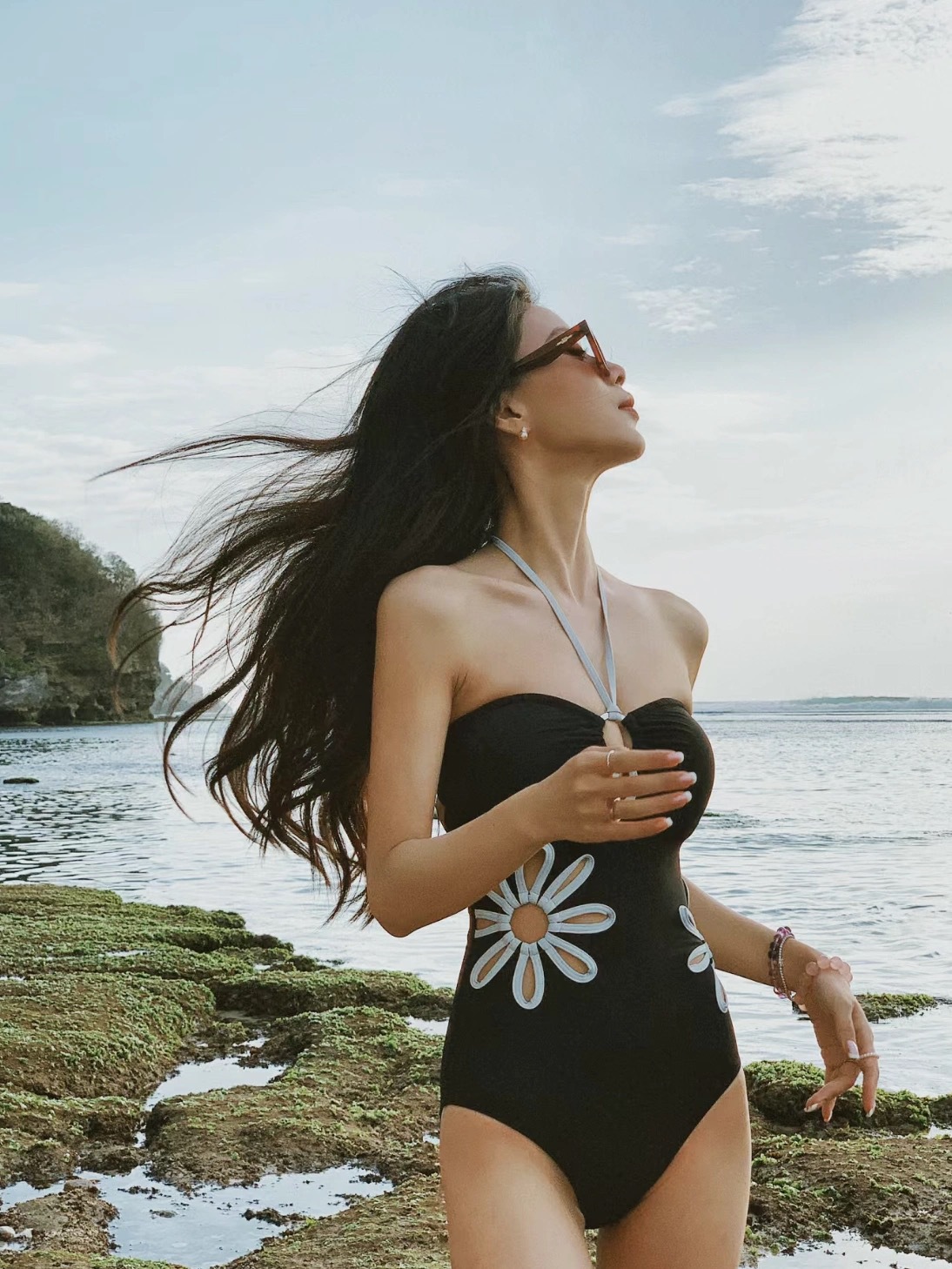 New Hollow Flower Fresh Simple Holiday Style 2025 New South Korea Dongdaemun Triangle Conjoined Strapless Swimsuit