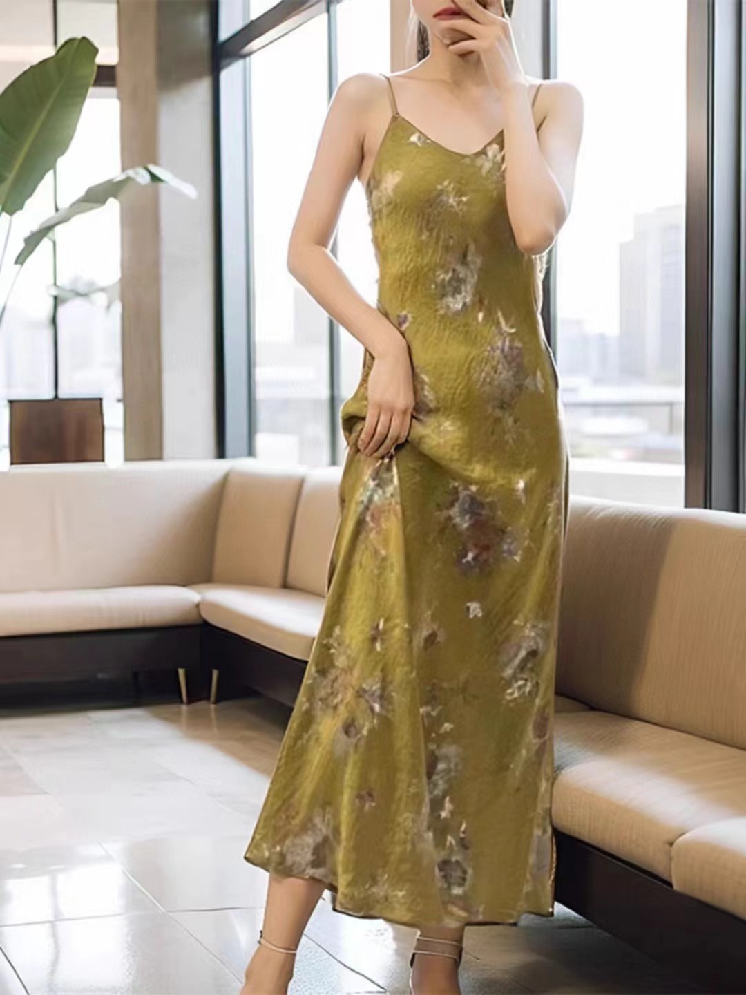 Versatile Gold-Accented Floral Acetate Slip Dress, New Summer Women's Fashion with a Unique Design, Waist-Cinching, Slimming, and Elegant Dress