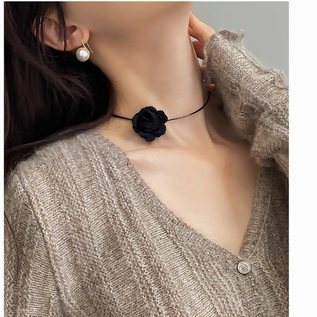 Light Luxury Elegant Small Chanel Style Fabric Flower Leather Neck Choker Collar Women's High-end Small Flower Necklace Chain