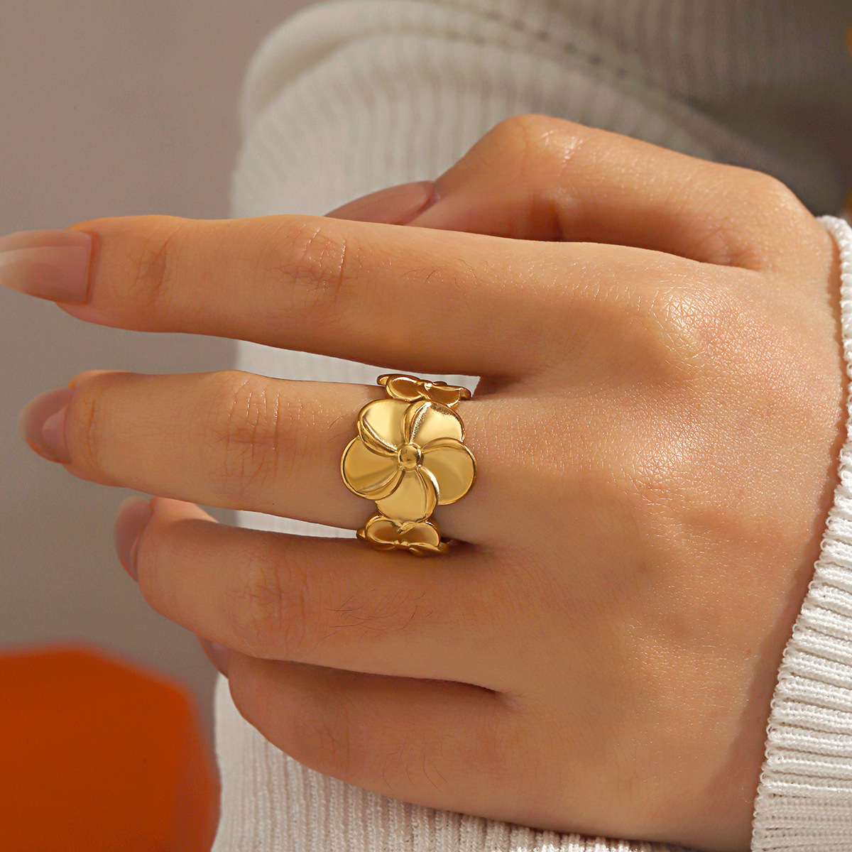 Niche popular thick open flower ring wholesale European and American fashion French retro stainless steel flower ring