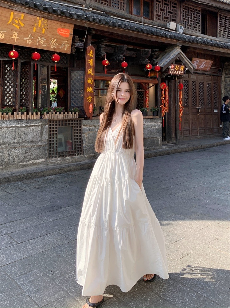 Seaside Resort Style White Suspender Dress for Women Summer Waist Slimming Look Large Hem Skirt Elegant Mid-length Skirt Trendy