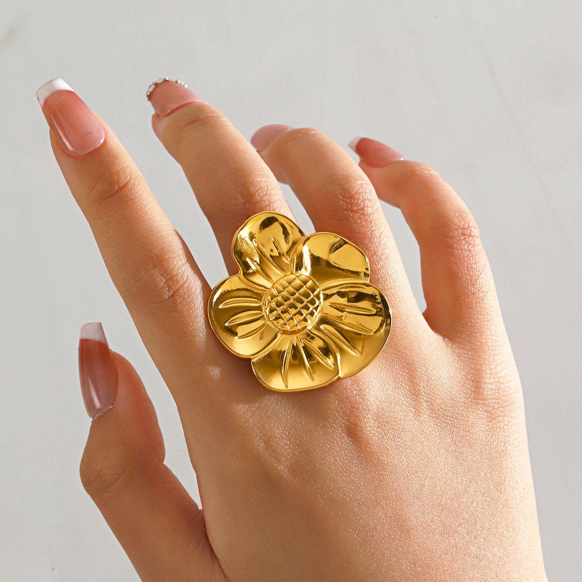 Cross-border fashion stainless steel flower ring female ins style 18K gold plated exaggerated thick flower titanium steel ring wholesale