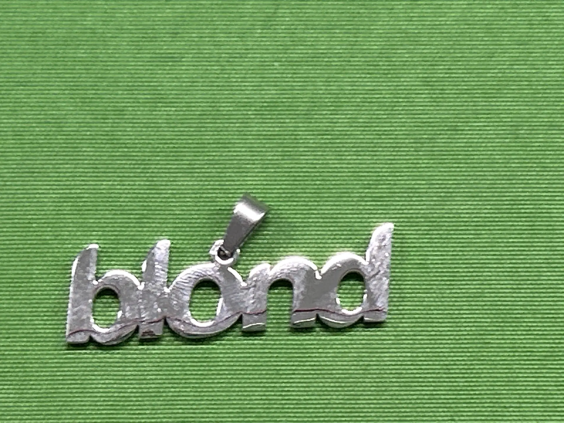 Blond pendant necklace