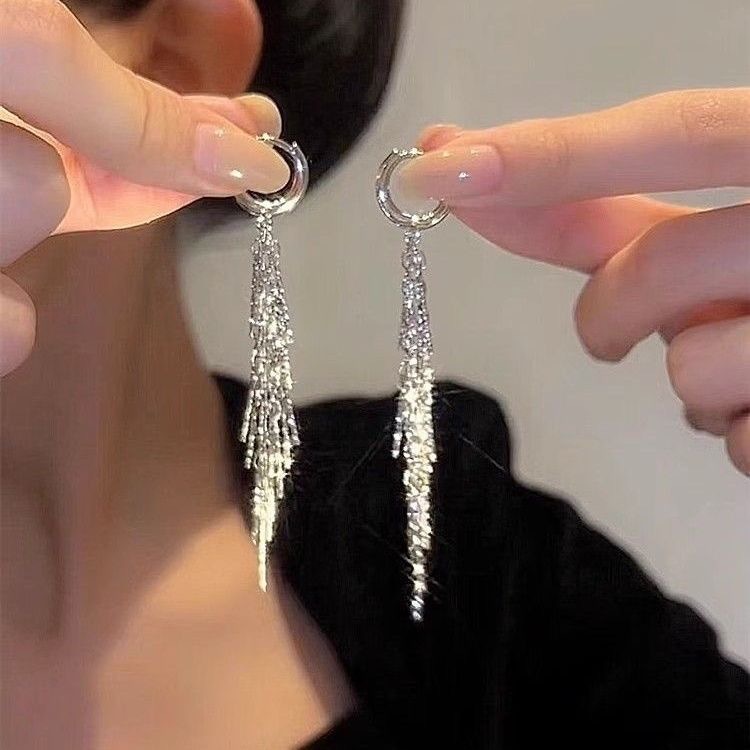 Long Metallic Tassel Earrings with an Exaggerated Design, High-End Luxury Niche Design, Versatile and Stylish Earrings for Women