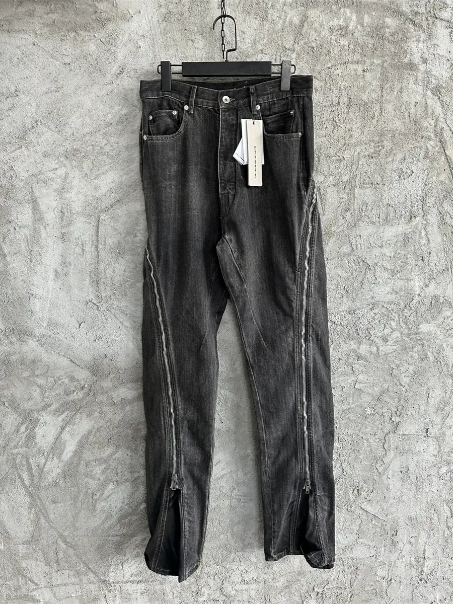 Xuanzhan's independent RO dark zipper micro flared jeans are made with a vintage feel, straight leg wide leg pants, and casual loose pants